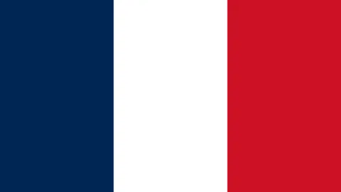 “1米8长腿女神篮球场惊艳亮相，引得众男性观众激情喝彩！”